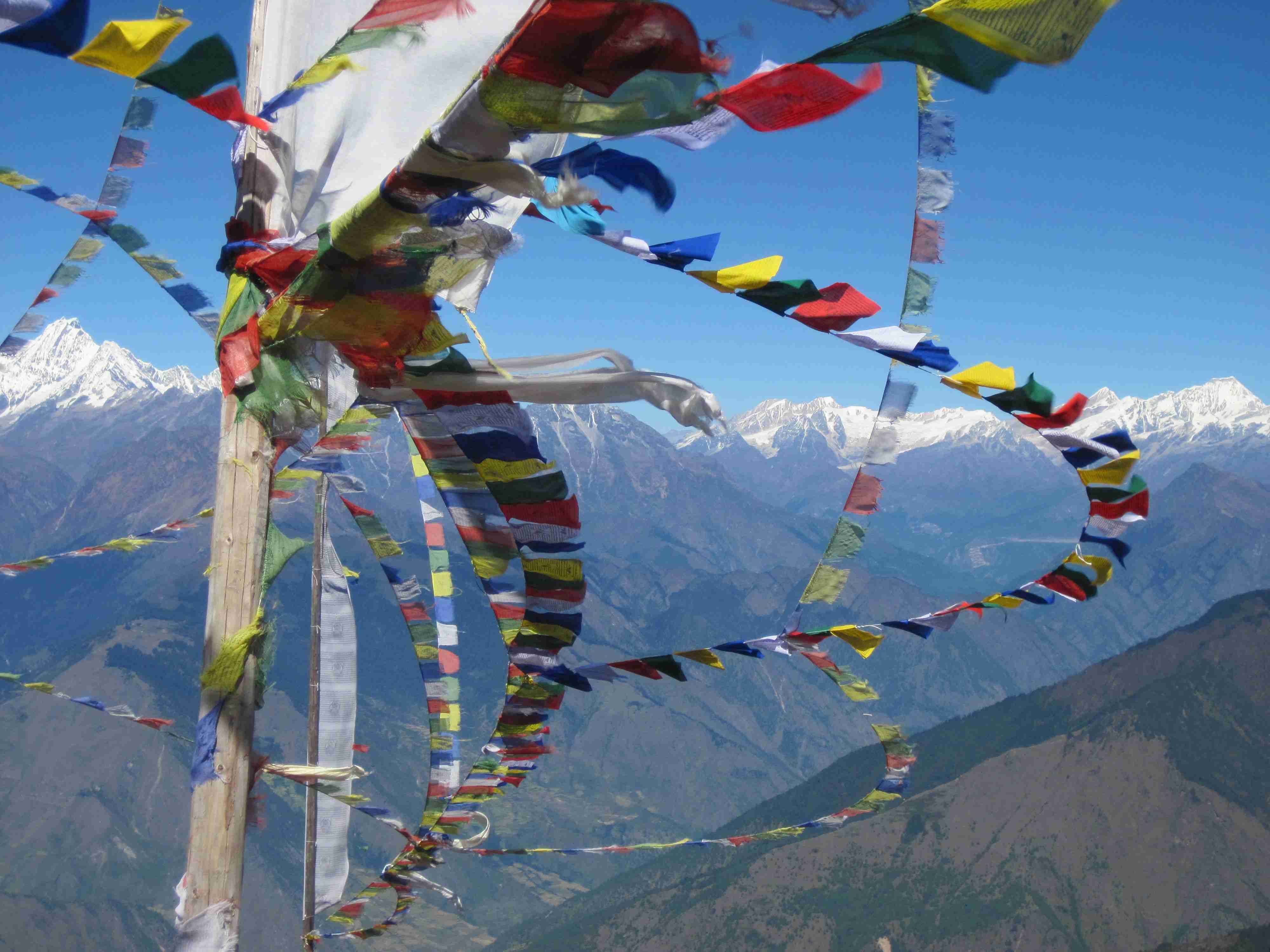 Drapeaux de prière tibétains en montagne